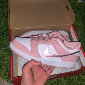 nike dunk low pink velvet